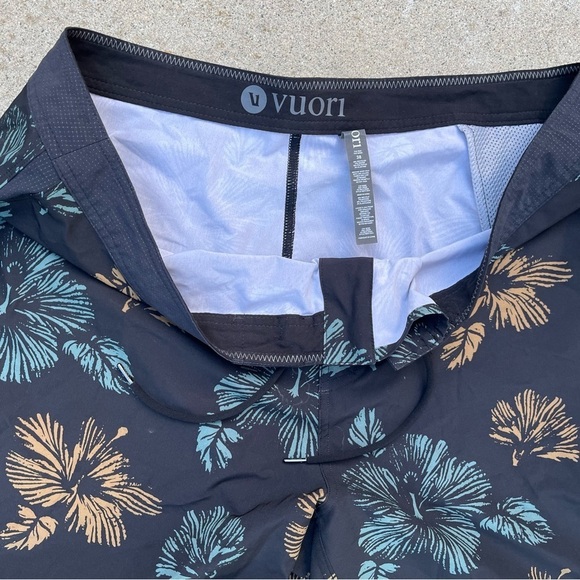 Men's Vuori Shorts Multicolor Floral 38 Pocket Active Logo Beach Gym Surf Swim - Picture 3 of 10